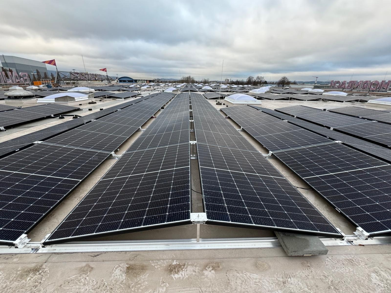 Photovoltaikanlage auf einer gewerblichen Dachfläche